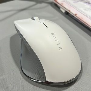 Razer - Pro Click: Designed with
Humanscale Wireless Mouse - Mercury